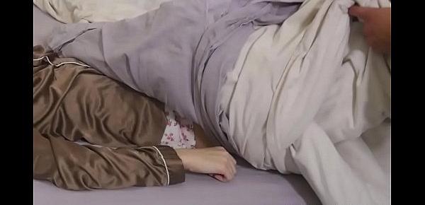 Brother Takes Advantage of His Sister While She Sleeps - Pervlove.com